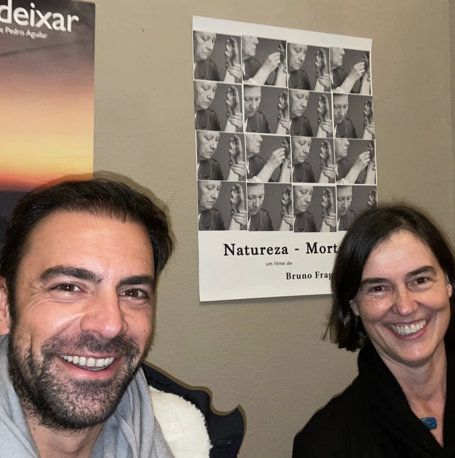 Vor dem Plakat von Nuno Fraga Brás' Natureza Morta