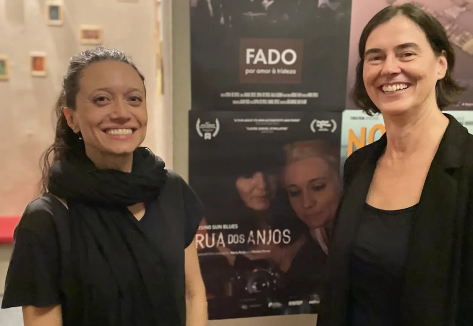 Convidados junto dos cartazes do festival, incluindo Rua dos Anjos