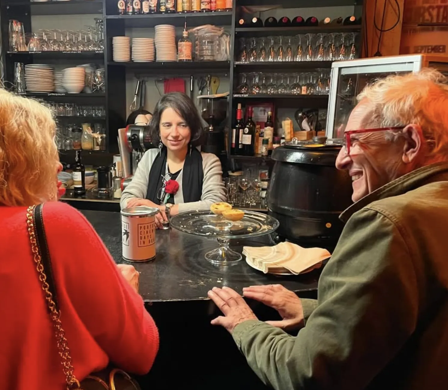 Convidados reúnem-se e conversam no bar do festival
