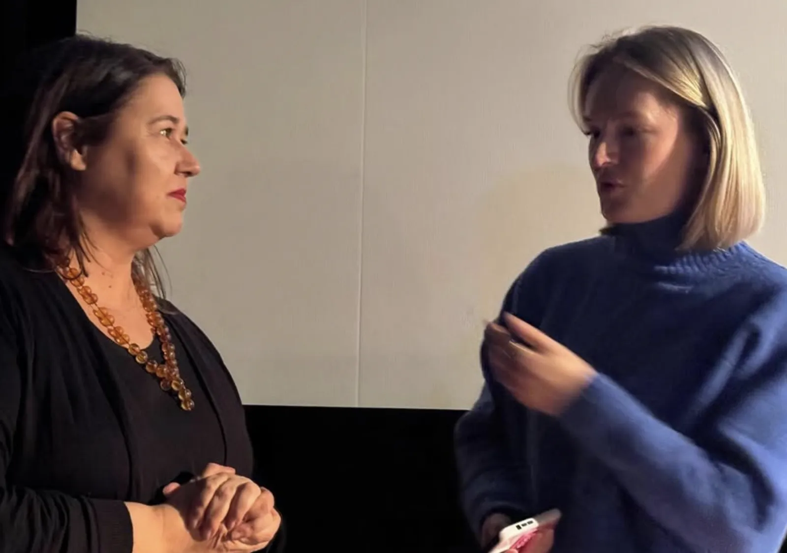 Dois convidados em conversa antes da sessão